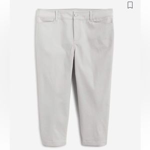 Women’s Cropped pants in light grey. 16w Market & Spruce brand